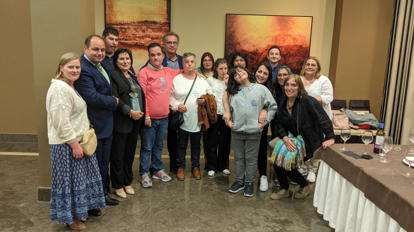 Reunión de personas posando en los premios a los valores humanos y al bienestar social por su labor en favor de la inclusión