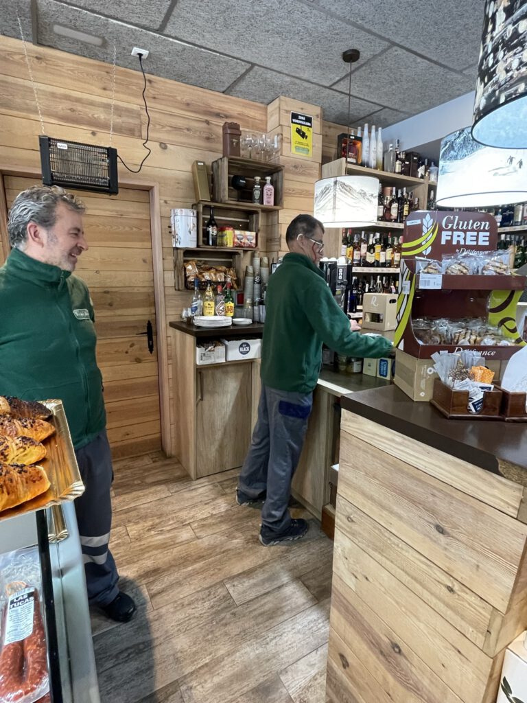 Dos señores colocando cajas con la mercancía de una tienda