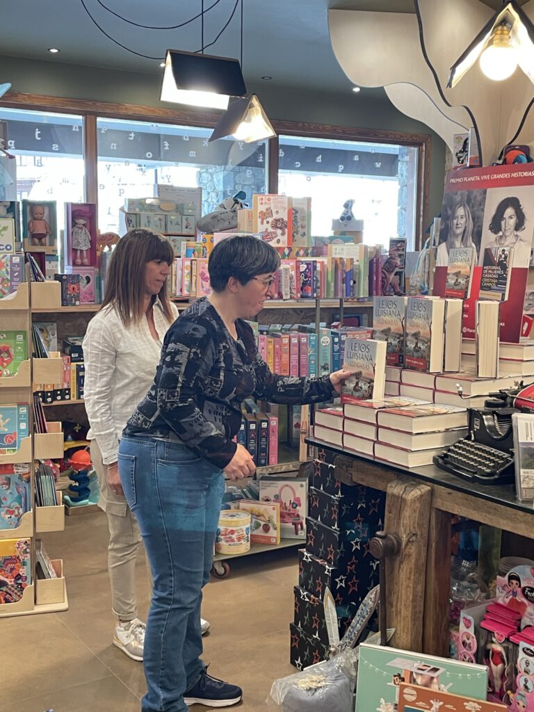 Dos mujeres en una librería