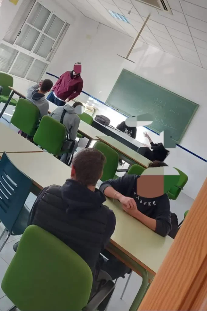 Aula con chicos jovenes  escuchando un profesor